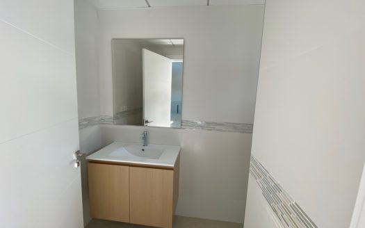 Villa vanguardista en venta con bellísimas vistas al mar y montaña