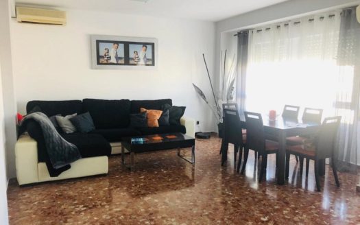 Amplio piso en pueblo costero