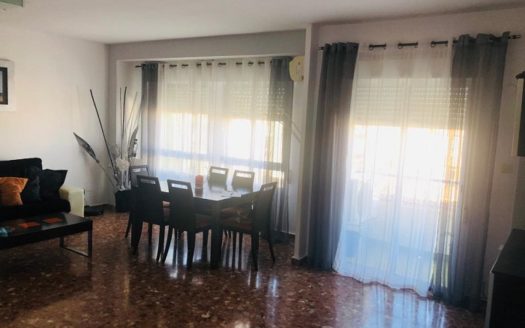 Amplio piso en pueblo costero