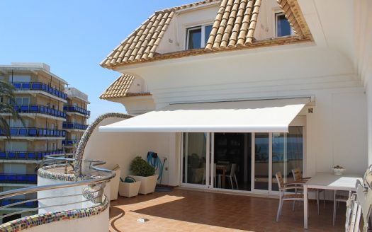 BONITO ÁTICO EN PRIMERA LÍNEA FRONTAL AL MAR EN DENIA